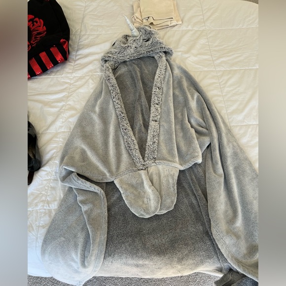 NWT Unicorn wearable blanket / pillow la vie en rose - Picture 1 of 5